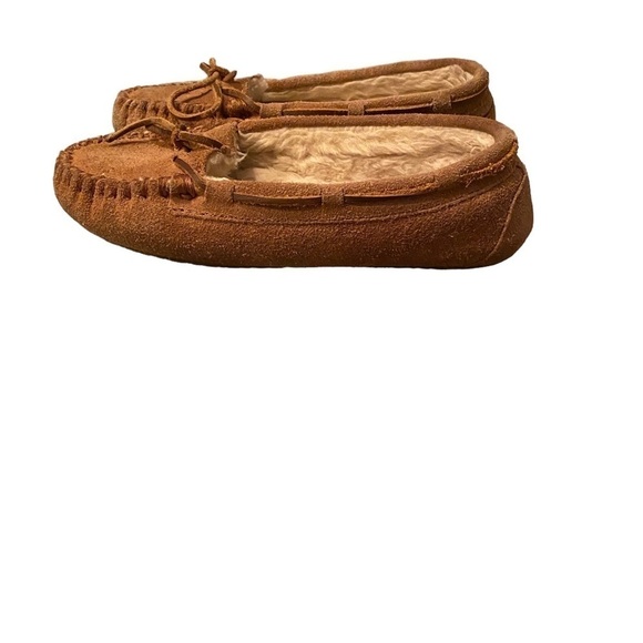 Minnitonka Women’s Leather Moccasins - Picture 2 of 10